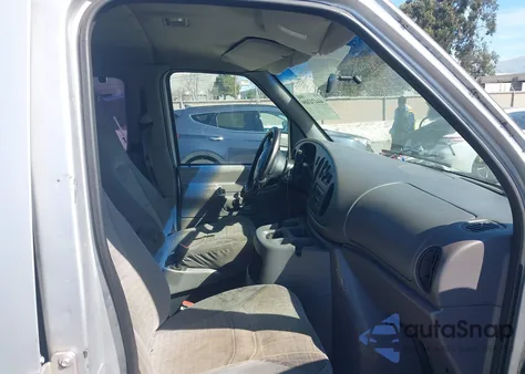 2000 Ford E-350 Super Duty Xl/Xlt z USA, uszkodzony, nr VIN 1FBSS31L3YHA23237